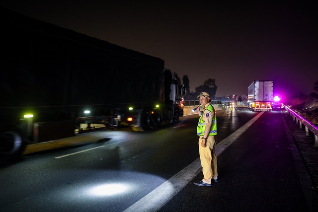 Mối nguy dừng xe tr&ecirc;n cao tốc: Nhiều t&agrave;i xế tự đẩy m&igrave;nh v&agrave;o nguy hiểm - Ảnh 3.