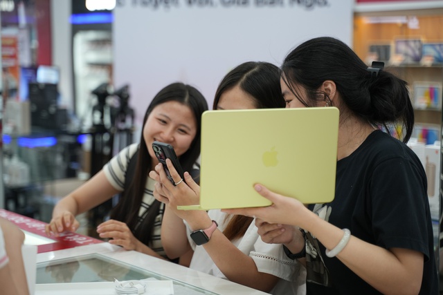 Người trẻ Việt Nam chuộng MacBook gi&aacute; rẻ - Ảnh 1.