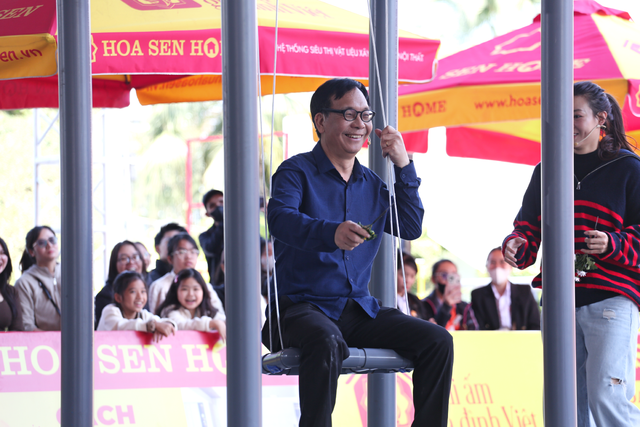 Diễn vi&ecirc;n Thanh Hương phản ứng với MC, d&ugrave;ng c&aacute;t s&ecirc; l&agrave;m điều đặc biệt - Ảnh 2.