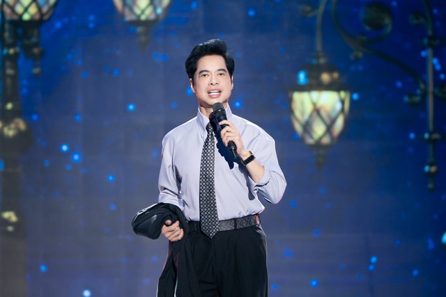 Clip 'bịt mắt đệm đàn' của danh ca Ngọc Sơn gây chú ý - Ảnh 3.