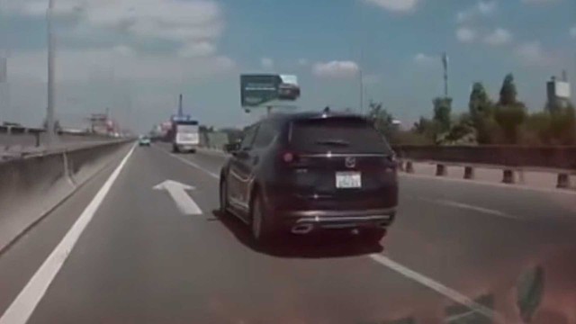 &Ocirc; t&ocirc; con nhập l&agrave;n ẩu tr&ecirc;n cao tốc, t&agrave;i xế bị phạt 5 triệu đồng - Ảnh 1.