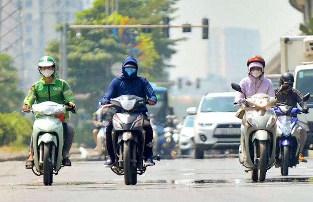 Nắng n&oacute;ng mở rộng ở miền Bắc, 3 tỉnh miền Trung ch&igrave;m trong 'chảo lửa' - Ảnh 1.