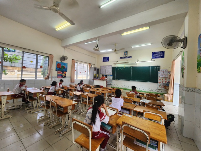 Sáng nay 220 học sinh Trường tiểu học Bình Quới Tây, TP.HCM nghỉ học - Ảnh 1.