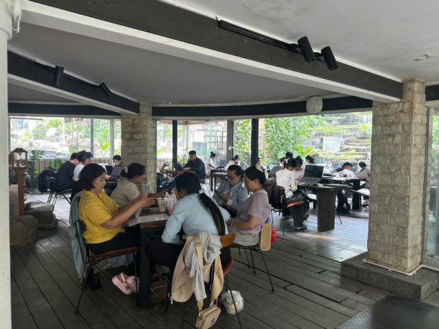 Qu&aacute;n c&agrave; ph&ecirc;, thư viện TP.HCM k&iacute;n chỗ: Nhiều người t&igrave;m đến v&igrave; 'ở nh&agrave; chịu kh&ocirc;ng nổi' - Ảnh 1.