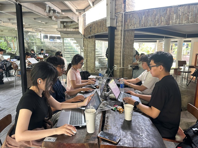 Qu&aacute;n c&agrave; ph&ecirc;, thư viện TP.HCM k&iacute;n chỗ: Nhiều người t&igrave;m đến v&igrave; 'ở nh&agrave; chịu kh&ocirc;ng nổi' - Ảnh 2.