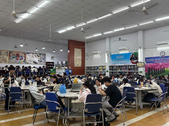 Qu&aacute;n c&agrave; ph&ecirc;, thư viện TP.HCM k&iacute;n chỗ: Nhiều người t&igrave;m đến v&igrave; 'ở nh&agrave; chịu kh&ocirc;ng nổi' - Ảnh 3.