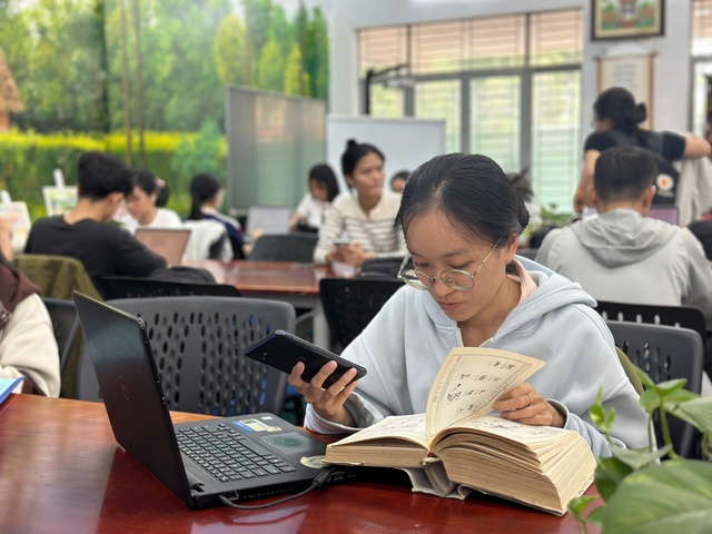 Qu&aacute;n c&agrave; ph&ecirc;, thư viện TP.HCM k&iacute;n chỗ: Nhiều người t&igrave;m đến v&igrave; 'ở nh&agrave; chịu kh&ocirc;ng nổi' - Ảnh 4.