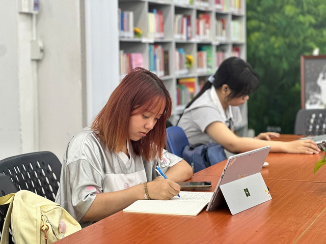 Qu&aacute;n c&agrave; ph&ecirc;, thư viện TP.HCM k&iacute;n chỗ: Nhiều người t&igrave;m đến v&igrave; 'ở nh&agrave; chịu kh&ocirc;ng nổi' - Ảnh 5.