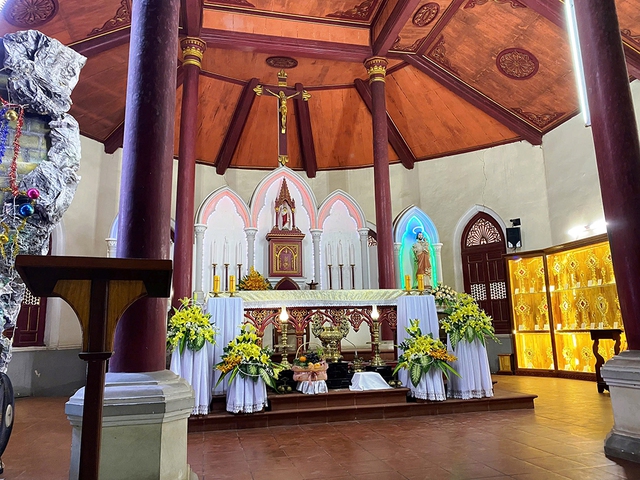 Nhà thờ đá Tùng Sơn lưu giữ nhiều thánh tích từ Công giáo Rôma- Ảnh 7. Nhà thờ đá Tùng Sơn lưu giữ nhiều thánh tích từ Công giáo Rôma- Ảnh 7.