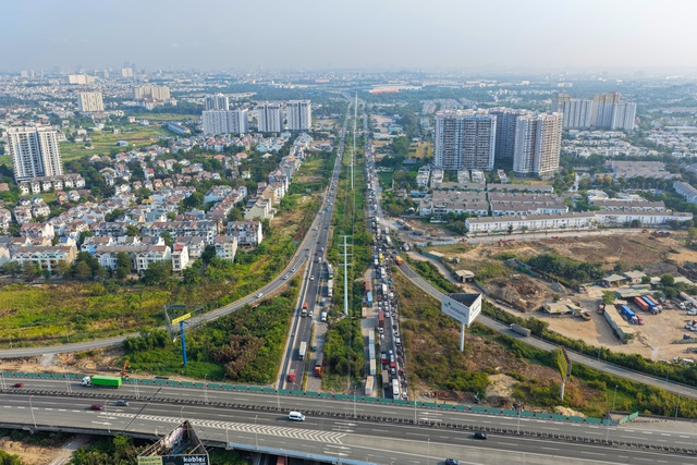 Xe đầu kéo gây tai nạn chắn ngang đường, cửa ngõ TP.HCM ùn ứ nhiều giờ- Ảnh 5. Xe đầu kéo gây tai nạn chắn ngang đường, cửa ngõ TP.HCM ùn ứ nhiều giờ- Ảnh 5.