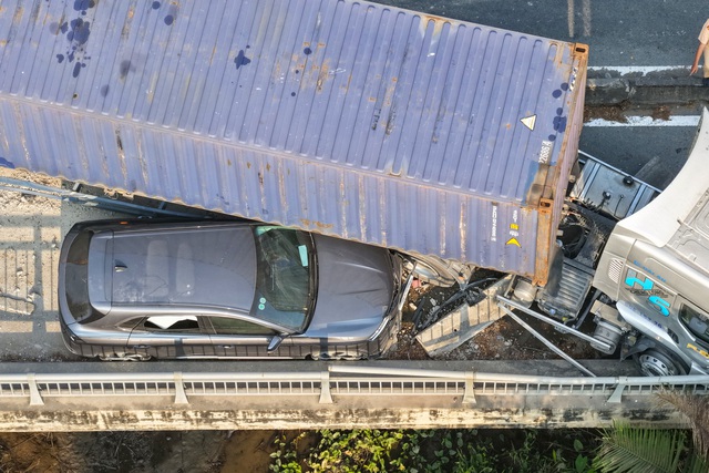 Xe đầu kéo gây tai nạn chắn ngang đường, cửa ngõ TP.HCM ùn ứ nhiều giờ- Ảnh 2. Xe đầu kéo gây tai nạn chắn ngang đường, cửa ngõ TP.HCM ùn ứ nhiều giờ- Ảnh 2.