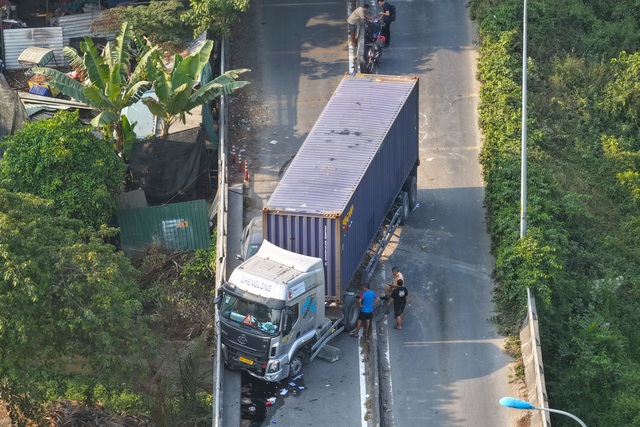 Xe đầu kéo gây tai nạn chắn ngang đường, cửa ngõ TP.HCM ùn ứ nhiều giờ- Ảnh 3. Xe đầu kéo gây tai nạn chắn ngang đường, cửa ngõ TP.HCM ùn ứ nhiều giờ- Ảnh 3.