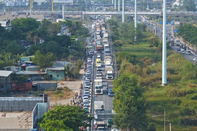 Xe đầu kéo gây tai nạn chắn ngang đường, cửa ngõ TP.HCM ùn ứ nhiều giờ- Ảnh 4. Xe đầu kéo gây tai nạn chắn ngang đường, cửa ngõ TP.HCM ùn ứ nhiều giờ- Ảnh 4.