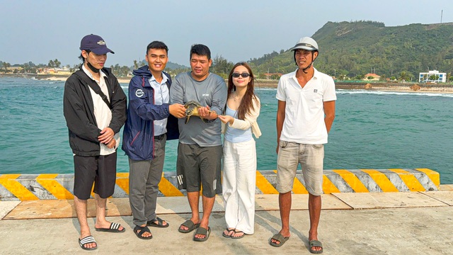 Du kh&aacute;ch c&ugrave;ng thả r&ugrave;a biển qu&yacute; hiếm mắc 'lưới ma' về đại dương- Ảnh 1.