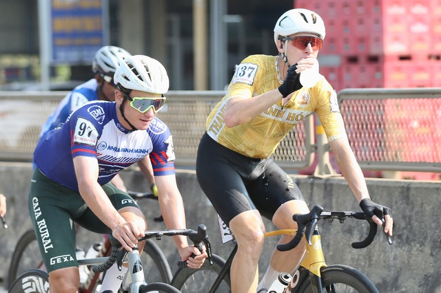 Cua rơ Việt Nam solo ấn tượng ở C&uacute;p xe đạp truyền h&igrave;nh TP.HCM- Ảnh 3.