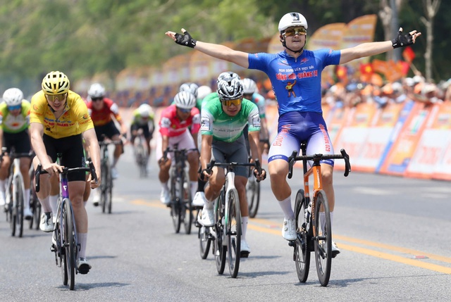 Cua rơ Việt Nam solo ấn tượng ở C&uacute;p xe đạp truyền h&igrave;nh TP.HCM- Ảnh 5.