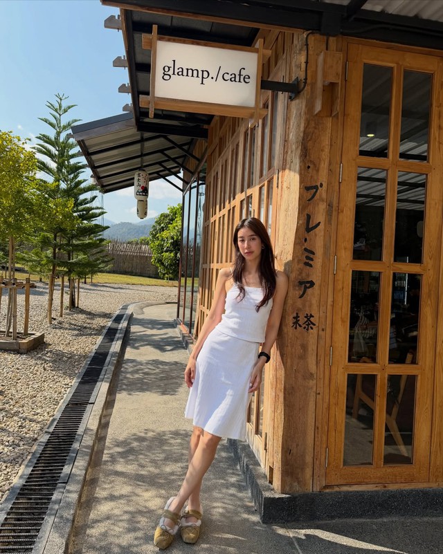 Chân váy trắng giúp nàng tỏa sáng ngày hè rực rỡ- Ảnh 10. Chân váy trắng giúp nàng tỏa sáng ngày hè rực rỡ- Ảnh 10.