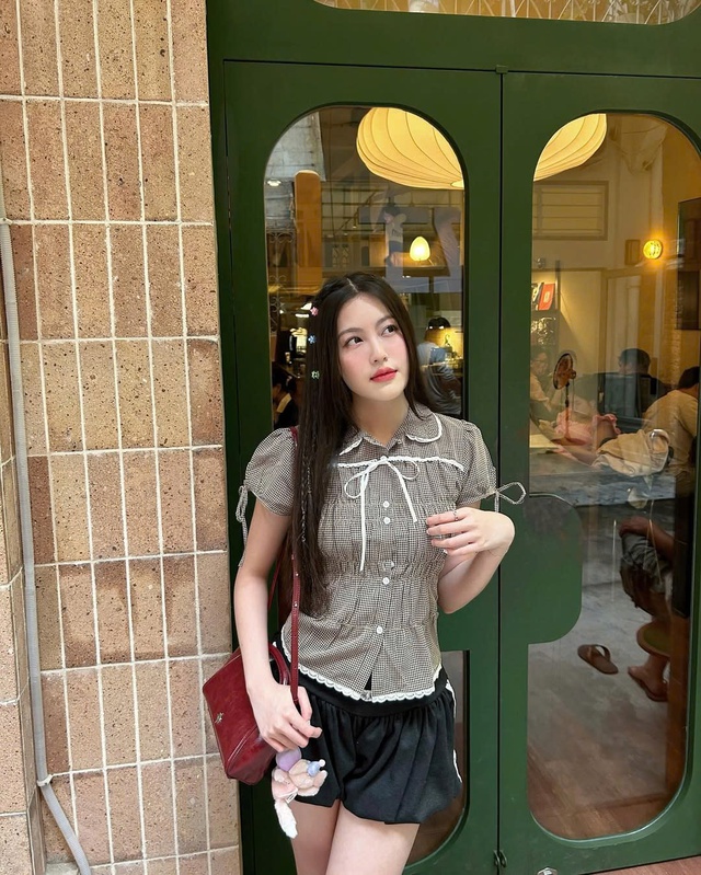 Hóa nàng thơ trong tích tắc cùng áo sơ mi ngắn tay bồng- Ảnh 2.