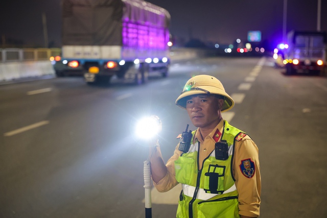 Mối nguy dừng xe trên cao tốc: Phạt tới 13 triệu, vì sao tài xế vẫn vi phạm?- Ảnh 1. Mối nguy dừng xe trên cao tốc: Phạt tới 13 triệu, vì sao tài xế vẫn vi phạm?- Ảnh 1.