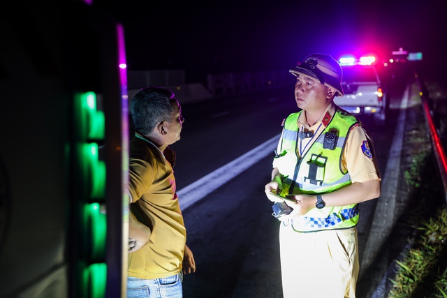 Mối nguy dừng xe trên cao tốc: Phạt tới 13 triệu, vì sao tài xế vẫn vi phạm?- Ảnh 4. Mối nguy dừng xe trên cao tốc: Phạt tới 13 triệu, vì sao tài xế vẫn vi phạm?- Ảnh 4.