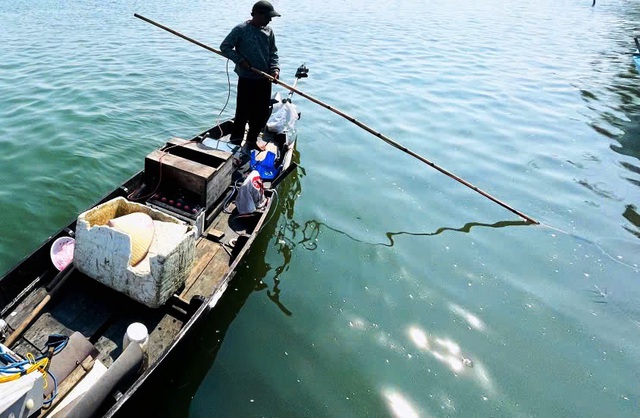 Bắt quả tang người đ&agrave;n &ocirc;ng điều khiển ghe m&aacute;y, k&iacute;ch điện tận diệt thủy sản tr&ecirc;n s&ocirc;ng- Ảnh 1.