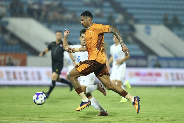 Sốc: HAGL bất ngờ thắng Nam Định ngay tại 'chảo lửa' Thiên Trường, thủ môn Nguyên Mạnh sai lầm lớn- Ảnh 2. Sốc: HAGL bất ngờ thắng Nam Định ngay tại 'chảo lửa' Thiên Trường, thủ môn Nguyên Mạnh sai lầm lớn- Ảnh 2.