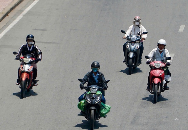 TP.HCM tiếp tục nắng nóng gay gắt, bao giờ mưa trái mùa trở lại?- Ảnh 1. TP.HCM tiếp tục nắng nóng gay gắt, bao giờ mưa trái mùa trở lại?- Ảnh 1.