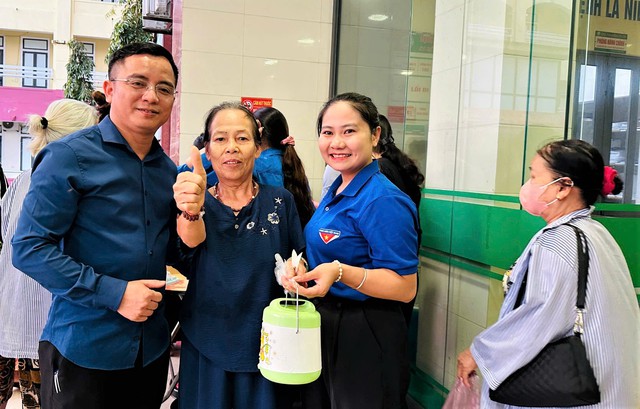 Một thập ni&ecirc;n 'vẽ' hy vọng nơi h&agrave;nh lang bệnh viện - Ảnh 3.