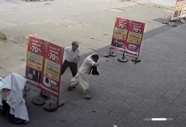 Công an xác minh vụ tài xế taxi hành hung khách đi xe - Ảnh 1.