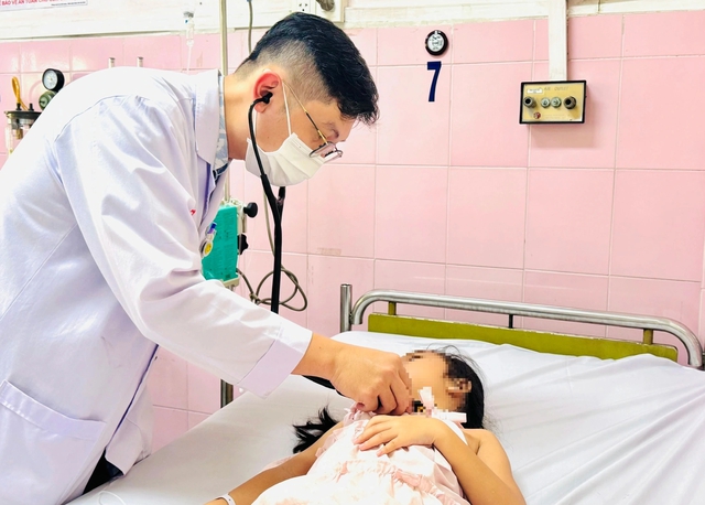 Số học sinh Trường tiểu học B&igrave;nh Quới T&acirc;y TP.HCM nghi ngộ độc thực phẩm gia tăng- Ảnh 1.