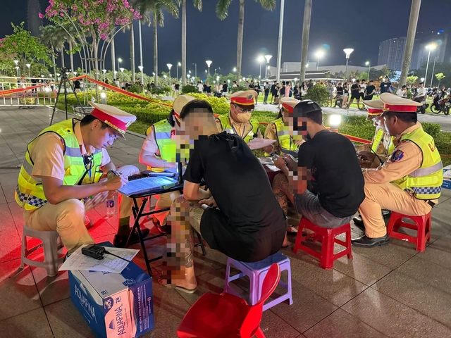 C&ocirc;ng an Đ&agrave; Nẵng ra qu&acirc;n trấn &aacute;p thanh thiếu ni&ecirc;n n&aacute;o loạn đường phố - Ảnh 4.