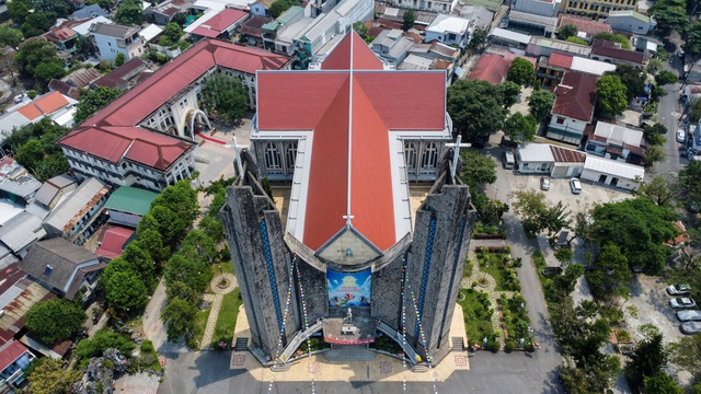 Những nhà thờ độc đáo: Phủ Cam, giáo đường lịch sử- Ảnh 2. Những nhà thờ độc đáo: Phủ Cam, giáo đường lịch sử- Ảnh 2.