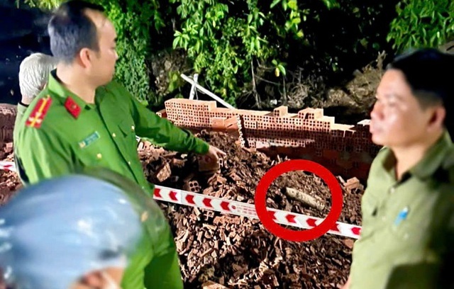 Đ&agrave;o đất x&acirc;y h&agrave;ng r&agrave;o, ph&aacute;t hiện đầu đạn ph&aacute;o 105 ly c&ograve;n nguy&ecirc;n- Ảnh 1.