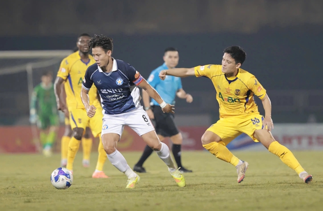Trung vệ nhập tịch Đỗ Phi Long mắc lỗi nghi&ecirc;m trọng, CLB Đ&agrave; Nẵng thua đau SLNA- Ảnh 1.