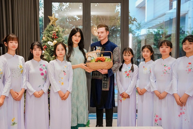 Ca sĩ Kyo York c&ugrave;ng Ph&uacute;c Anh đưa bản sắc 54 d&acirc;n tộc Việt Nam 'xuất ngoại' - Ảnh 2.