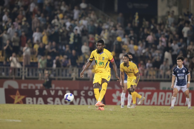 Trung vệ nhập tịch Đỗ Phi Long mắc lỗi nghi&ecirc;m trọng, CLB Đ&agrave; Nẵng thua đau SLNA- Ảnh 3.