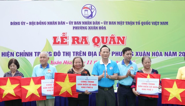 Phường trung tâm TP.HCM xử lý lấn chiếm vỉa hè, gắn bảng số nhà mới- Ảnh 2. Phường trung tâm TP.HCM xử lý lấn chiếm vỉa hè, gắn bảng số nhà mới- Ảnh 2.