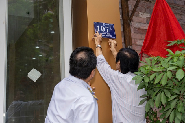 Phường trung tâm TP.HCM xử lý lấn chiếm vỉa hè, gắn bảng số nhà mới- Ảnh 4. Phường trung tâm TP.HCM xử lý lấn chiếm vỉa hè, gắn bảng số nhà mới- Ảnh 4.