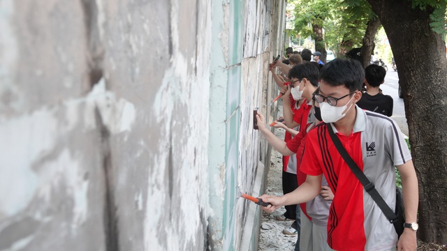 Phường trung tâm TP.HCM xử lý lấn chiếm vỉa hè, gắn bảng số nhà mới- Ảnh 3. Phường trung tâm TP.HCM xử lý lấn chiếm vỉa hè, gắn bảng số nhà mới- Ảnh 3.