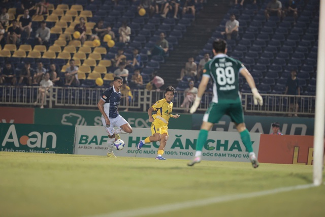 Trung vệ nhập tịch Đỗ Phi Long mắc lỗi nghi&ecirc;m trọng, CLB Đ&agrave; Nẵng thua đau SLNA- Ảnh 2.