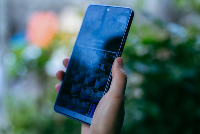 Lý do nhiều người thích nhìn trộm màn hình smartphone người khác - Ảnh 1.