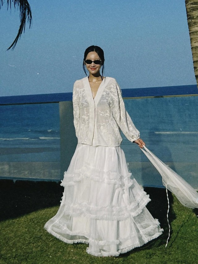 Chân váy trắng giúp nàng tỏa sáng ngày hè rực rỡ- Ảnh 5. Chân váy trắng giúp nàng tỏa sáng ngày hè rực rỡ- Ảnh 5.