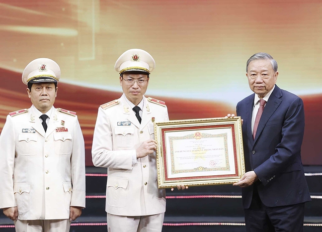 Văn ph&ograve;ng Bộ C&ocirc;ng an nhận danh hiệu Anh h&ugrave;ng- Ảnh 1.