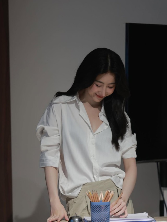 Áo sơ mi trắng, 'chìa khóa' biến hóa đa phong cách cho nàng hiện đại- Ảnh 12.