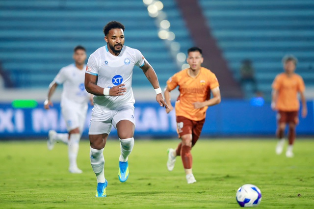 Sốc: HAGL bất ngờ thắng Nam Định ngay tại 'chảo lửa' Thiên Trường, thủ môn Nguyên Mạnh sai lầm lớn- Ảnh 1. Sốc: HAGL bất ngờ thắng Nam Định ngay tại 'chảo lửa' Thiên Trường, thủ môn Nguyên Mạnh sai lầm lớn- Ảnh 1.