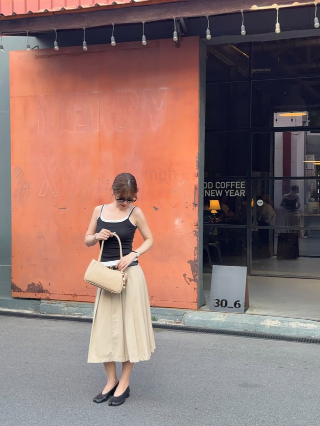 Từ công sở đến dạo phố, chân váy chữ A 'cân' mọi phong cách- Ảnh 12.