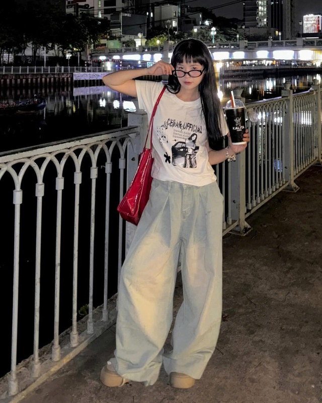 Tôn vòng eo thon gọn nhờ bộ đôi áo baby tee và quần ống rộng- Ảnh 1.