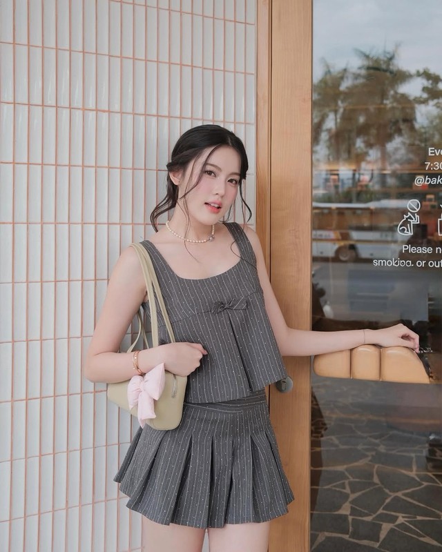 Nâng tầm thần thái với set áo váy tone sur tone sành điệu- Ảnh 2.