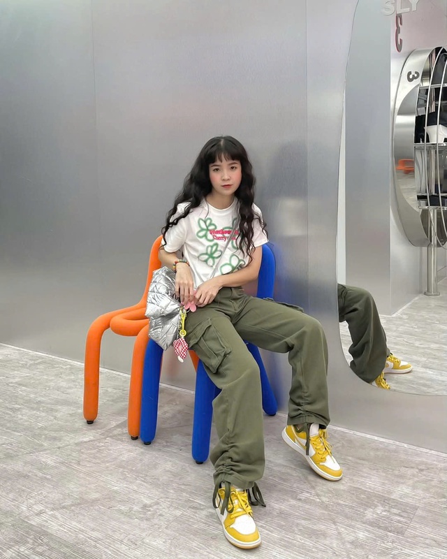 Tôn vòng eo thon gọn nhờ bộ đôi áo baby tee và quần ống rộng- Ảnh 2.