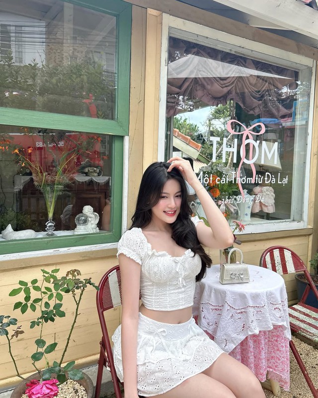 Nâng tầm thần thái với set áo váy tone sur tone sành điệu- Ảnh 3.